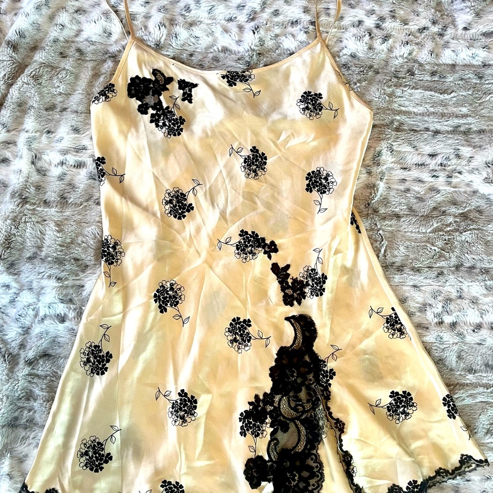 Victoria’s Secret Early 2000s Med Slip Nighty - Cream with Black Lace